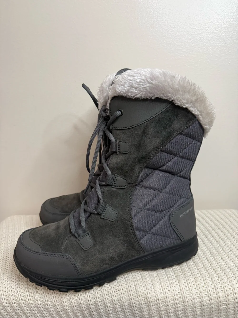 Columbia Women's Gray Lace-Up Winter Boots with Faux Fur in size 8